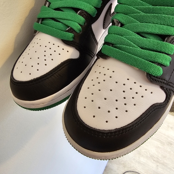 Jordan 1 Retro - Picture 2 of 4